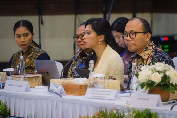 Pemaparan peta masalah dan strategi penguatan daya saing pariwisata Indonesia oleh Direktur Utama InJourney Maya Watono. 