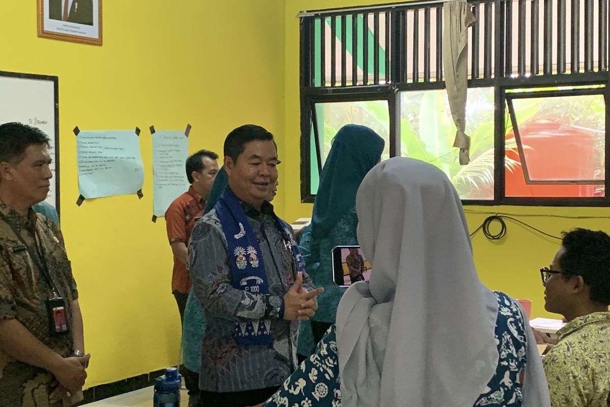 Pj Gubernur Jakarta Tinjau Uji Coba Makan Bergizi Gratis di SMAN 69 Kepulauan Seribu