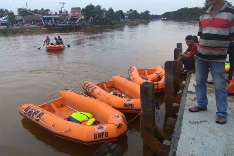 BNPB menyiapkan perahu polietilena untuk membantu warga dua desa menyeberang akibat Jembatan Tanipah di Kalimantan Selatan ambruk.