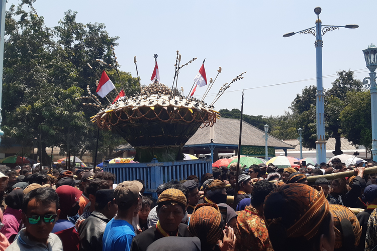 Warga berdesakan untuk berebut gunungan Grebeg Maulud Keraton Solo di halaman Masjid Agung Solo, Jawa Tengah, Kamis (28/9/2023).