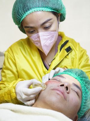 Dokter Gaby melakukan facial AquaGold di Youth & Beauty Clinic Jakarta.