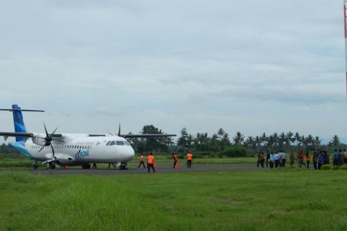 Pesawat Garuda jenis ATR 72 saat mendarat di Bandara Blimbingsari Kamis (02/01/2014)