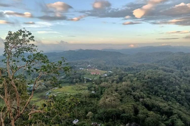 Turis asal Inggris dipandu Sefry dan Pemuda Wontong mendaki Puncak Empo Sanga, Desa Wontong, Kecamatan Macang Pacar, Kabupaten Manggarai Barat, NTT, Rabu, (10/5/2023). 