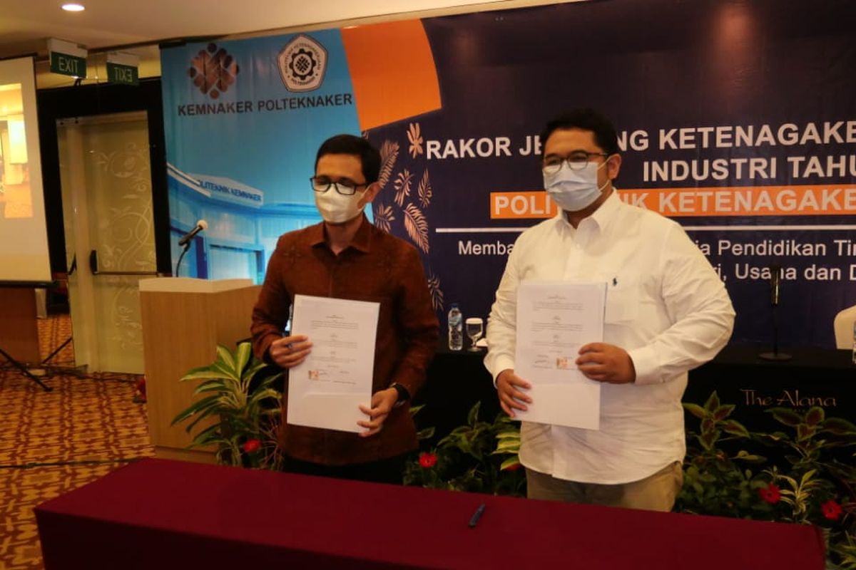 Pelaksana tugas (Plt) Direktur Politeknik Ketenagakerjaan Elviandi Rusdi bersama Sekretaris Jenderal Konfederasi Serikat Pekerja BUMN Wilayah Nasional Achmad Yunus usai menandatangani Mou antara Politeknik Ketenagakerjaan dengan Gerakan Nasional Indonesia Kompeten (GNIK) dan Konfederasi Serikat Pekerja BUMN di Surabaya, Rabu (2/6/2021)