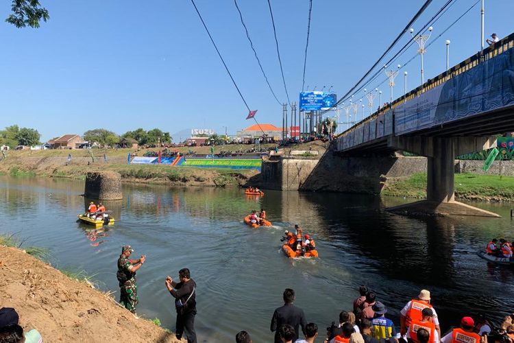 Inilah titik yang wisata edukasi susur sungai yang berada di tepat di bawah Jembatan Sungai Bengawan Madiun dan Taman Bantaran Kota Madiun. Wisata susur sungai dibuka untuk umum mulai besok.