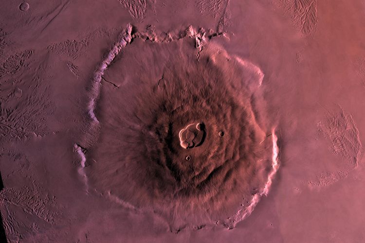 Gambar Olympus Mons, Gunung Berapi Terbesar di Tata Surya di Mars yang diambil oleh wahana antariksa, Viking Orbiter 1. Gunung ini memiliki ketinggian, menurut NASA, mencapai 27 Km dan diperkirakan masih aktif.