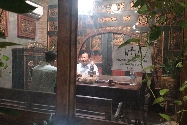 Calon Presiden (Capres) dari Partai Gerindra sekaligus Menteri Pertahanan Prabowo Subianto, bertemu empat mata dengan Putra Sulung Presiden Joko Widodo (Jokowi) Gibran Rakabuming Raka, di Kota Solo, pada Jumat (19/5/2023).