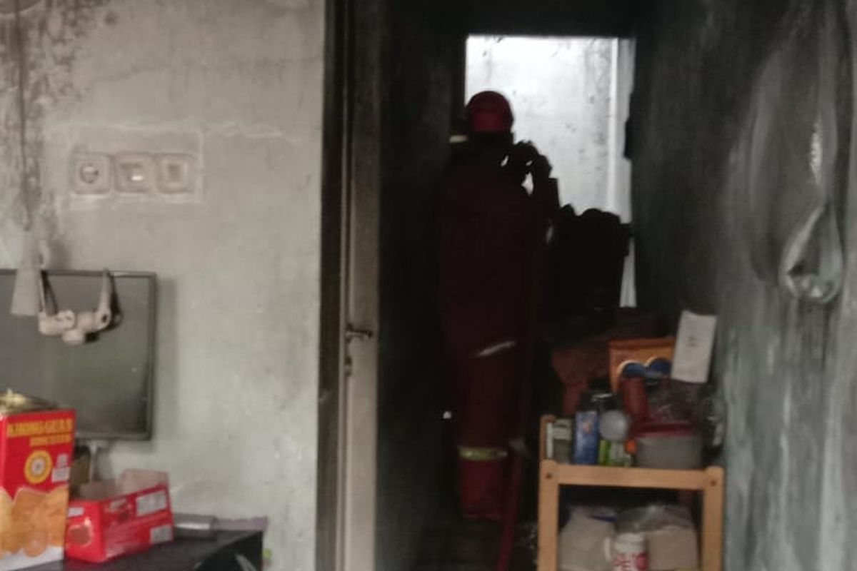 Saat ditinggal mudik oleh penghuninya, dapur di rumah kontrakan di jalan Cibolak 1, Pangkalan Jati, Cinere, Depok, hangus terbakar, pada Rabu (4/5/2022) sore. 