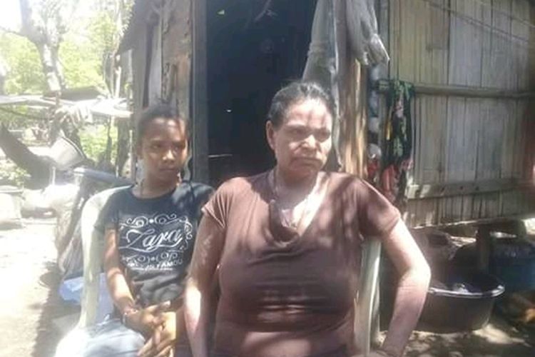 Foto : Ernawati Tari (12) dan ibunda, Theresia Uju saat diwawancara Kompas.com di depan gubuk reyot, di Kelurahan Kota Uneng, Kecamatan Alok, Kabupaten Sikka, Flores, NTT, Rabu (13/11/2019).