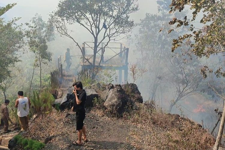 Camat Pasawahan bersama pengelola wisata Batu Sepur, warga, TNI, Polri, melakukan pemadaman api yang menghanguskan dua buah gazebo, titik spot foto dan tanaman sekitar , pada Senin (28/8/2023)