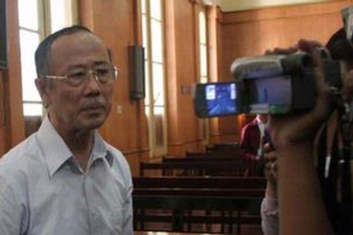 Mantan Bupati Nias Binahati Benedictus Baeha (62) usai mengikuti persidangan Jumat (22/7/2011).