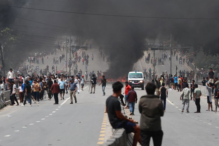 Kebakaran terjadi saat para demonstran menggelar aksi protes untuk mengecam tindakan keras polisi terhadap pedemo di Kathmandu, Senin (9/9/2025), sehari setelah unjuk rasa menentang larangan media sosial dan korupsi yang dilakukan pemerintah.