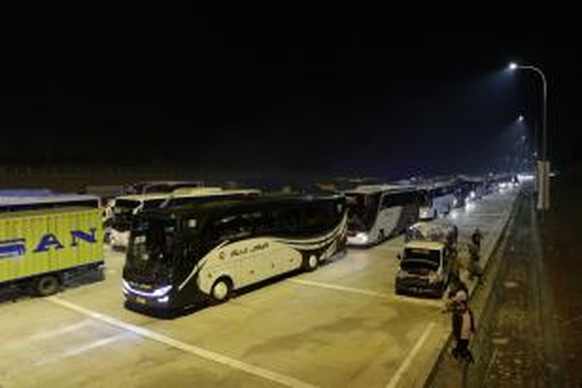 Kondisi arus mudik H-7 di Gerbang Tol Cikopo, Kabupaten Purwakarta, Jawa Barat, pada Jumat (10/7/2015). Kondisi terpantai ramai lancar, belum terjadi antrean panjang kendaraan.