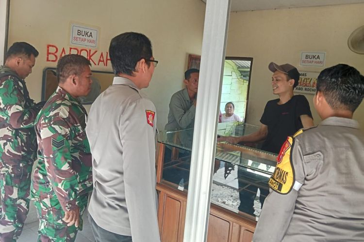 Petugas Kepolisian dan Babinsa mendatangi lokasi toko emas yang jadi sasaran pelaku perampokan bersenjata api di Pasar Klepek, Kecamatan Sukosewu, Kabupaten Bojonegoro, Jawa Timur, Senin (30/10/2023).