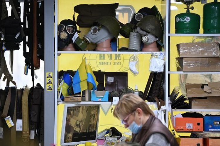 Sebuah gambar menunjukkan masker gas yang dipajang di toko perlengkapan militer Milika, di Kyiv, pada 23 Februari 2022.