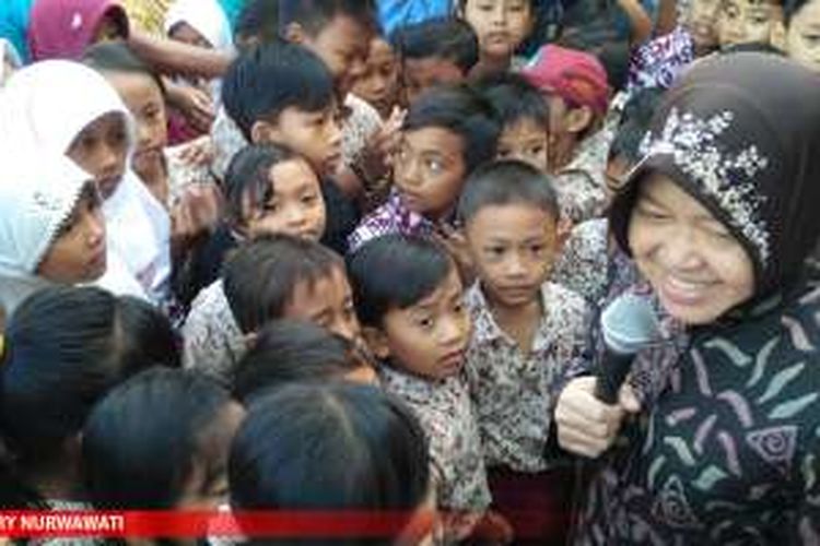Wali Kota Surabaya Tri Rismaharini mengunjungi bersama siswa-siswi SD Negeri Sumber Rejo II Surabaya, Jawa Timur, Kamis (11/8/2016) pagi.