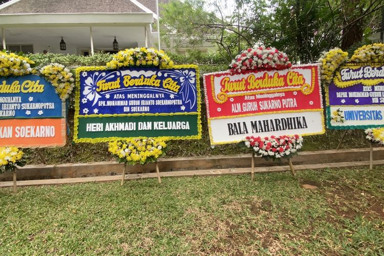 Suasana Rumah Duka Guruh Soekarnoputra: Pelayat Berdatangan, Karangan Bunga Berjejer