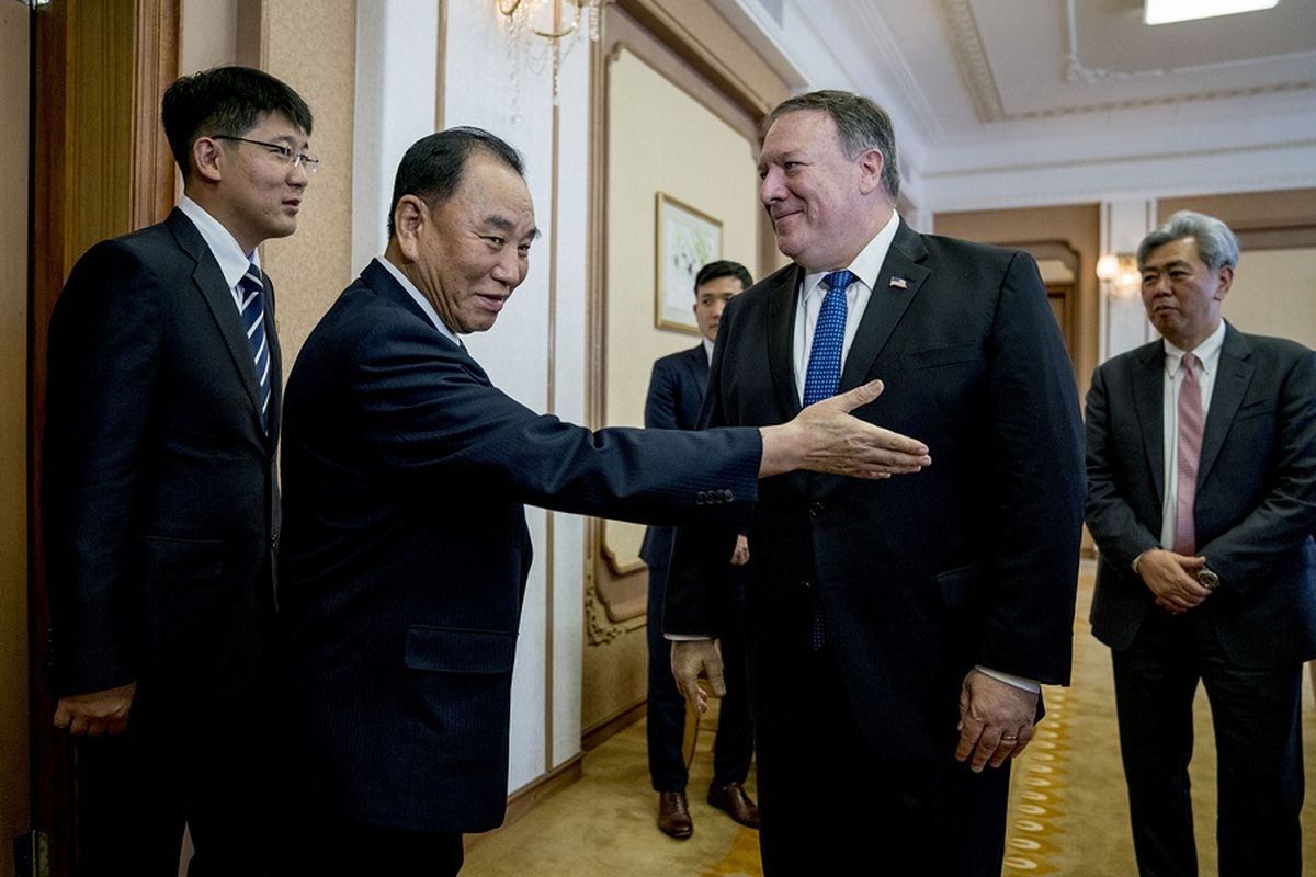 Menteri Luar Negeri Amerika Serikat Mike Pompeo (dua dari kanan) menyapa pejabat senior Korea Utara Kim Yong Chol (dua dari kiri) di Pyongyang, Jumat (6/7/2018). Kedatangan Pompeo adalah meminta detil komitmen denuklirisasi yang dicapai antara Pemimpin Korut Kim Jong Un dan Presiden AS Donald Trump di Singapura (12/6/2018).