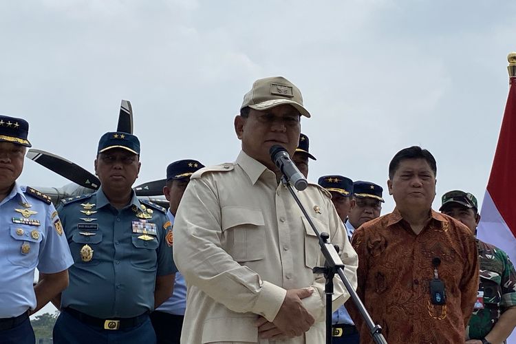 Menteri Pertahanan RI Prabowo Subianto saat proses serah terima pesawat angkut ringan NC-212i di Base Ops Pangkalan TNI AU (Lanud) Halim Perdanakusuma, Jakarta Timur, Selasa (12/12/2023).