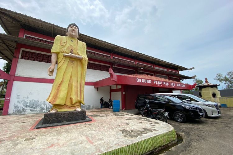 Patung Buddha di Krematorium Cilincing, Jakarta Utara pada Rabu (30/11/2022). Patung ini berada tepat di depan Gedung Penitipan Abu Jenazah Cung Lin Tze. 