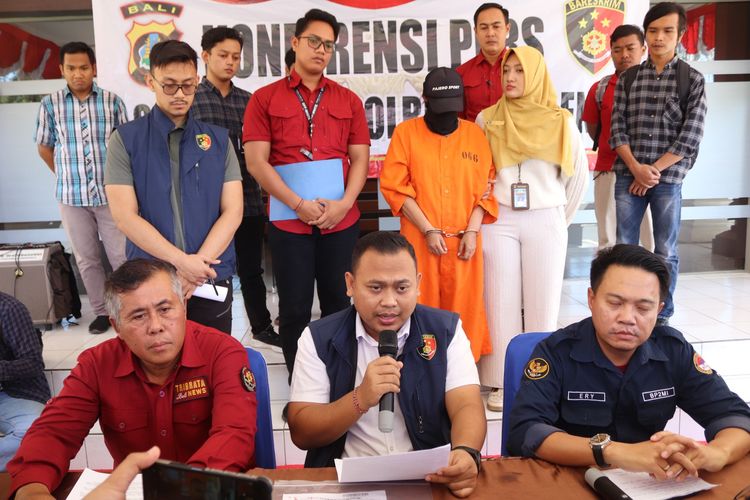 Tersangka kasus tindak pidana perdagangan orang (TPPO) berinisial KS (54) saat dirilis di Mapolres Buleleng, Kamis (15/6/2023). 