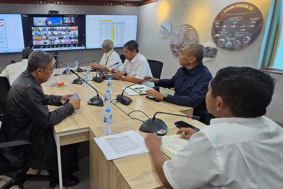 Jajaran Direksi Perum Bulog mengadakan kegiatan monitoring secara luring di Kantor Pusat Perum Bulog serta daring melalui Zoom bersama para pemimpin wilayah, pemimpin cabang, dan komandan distrik militer (Dandim), Rabu (2/4/2025). 