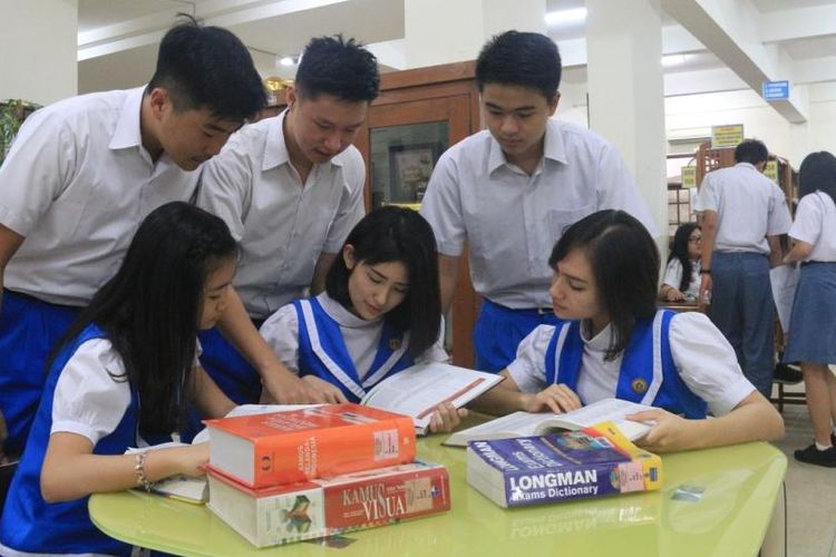 Beberapa siswa SMAK St. Louis 1 sedang belajar di ruang perpustakaan Thomas Aquino Library 