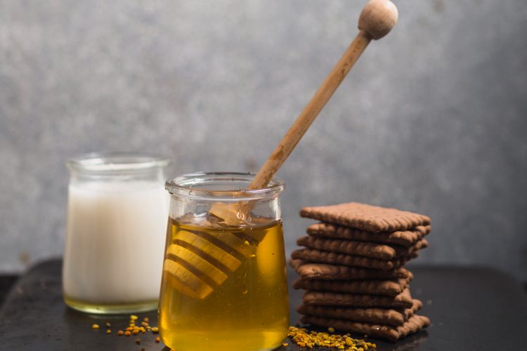 5 Potensi Efek Samping Minum Susu Campur Madu yang Jarang Diketahui