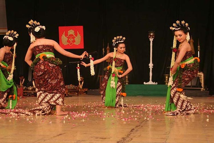 Pementasan Tari Serimpi gaya Yogyakarta.