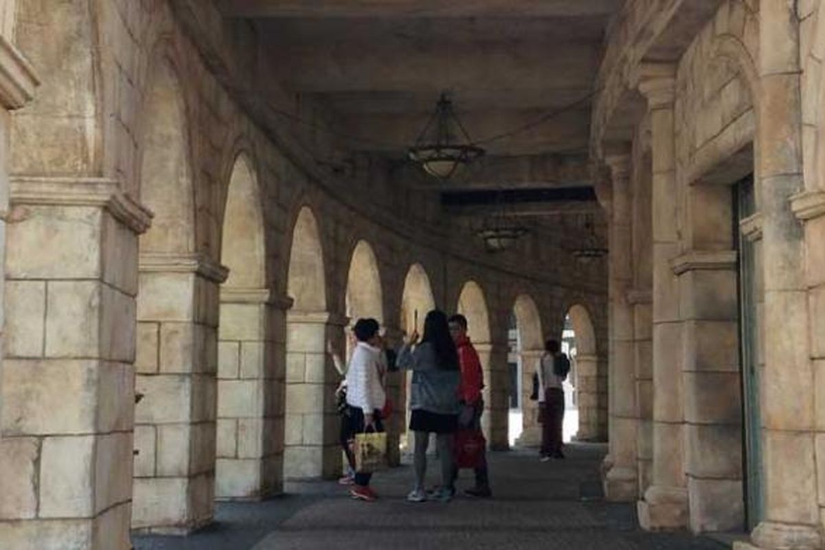 Lorong di bangunan koloseum yang merupakan tiruan Koloseum Roma. Kompleks ini merupakan pusat hiburan tematik yang mengintegrasikan pusat belanja, hotel, tempat pertemuan, dan kasino.