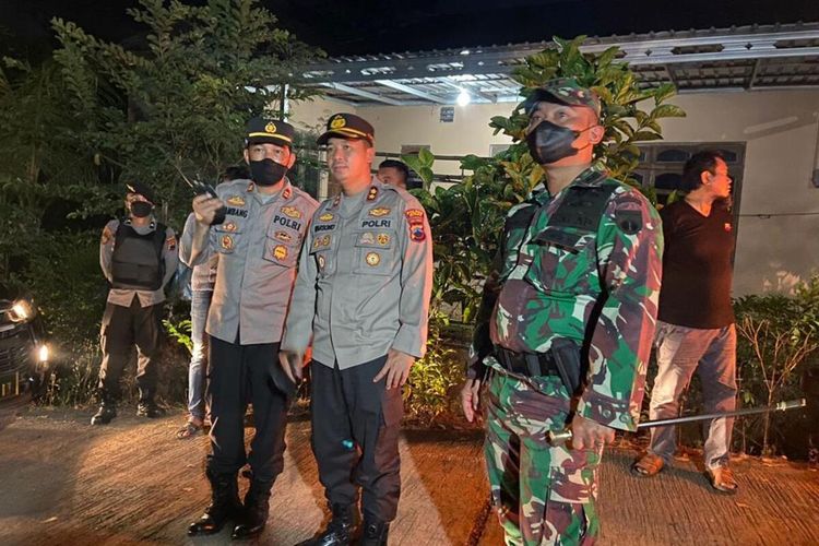 Polres Jepara menggandeng Kodim 0719 Jepara menggelar sosialisasi Kamtibmas dan patroli dialogis berskala besar di wilayah Kecamatan Nalumsari, Selasa (17/5/2022)