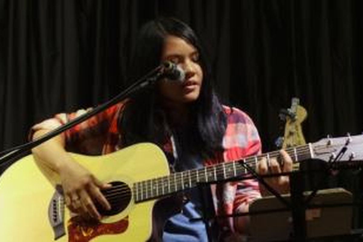 Tere tampil dengan musik akustiknya di Sisterhood Gig Session 1, di The Factory Studiocafe, kawasan Tanah Kusir, Jakarta Selatan, Selasa (28/10/2014) malam.