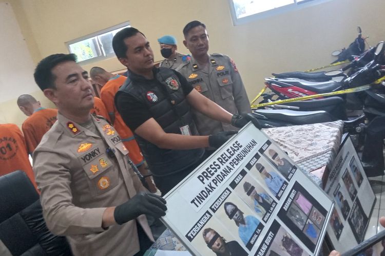 Jajaran Kepolisian Resor Cianjur, Jawa Barat merilis kasus pembunuhan sadis yang melibatkan anak punk, mako Polres Cianjur, Selasa (10/9/2024).