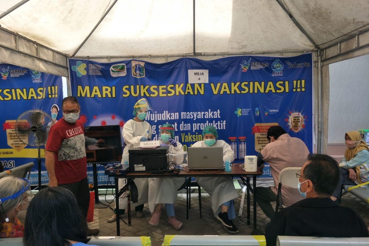 Suasana pelaksanaan vaksinasi Covid-19 bagi lansia di RSUD Pademangan di Jalan Budi Mulia, Pademangan Barat Jakarta Utara memasuki hari kedua pada Rabu (24/2/2021).