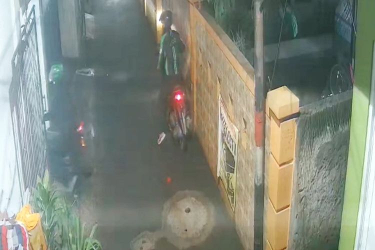 Dua orang tidak dikenal, berpura-pura sebagai pengemudi ojek daring dan penumpang, menggasak motor milik penghuni sebuah kos-kosan di Kecamatan Cipayung, Jakarta Timur, Sabtu (4/2/2023).