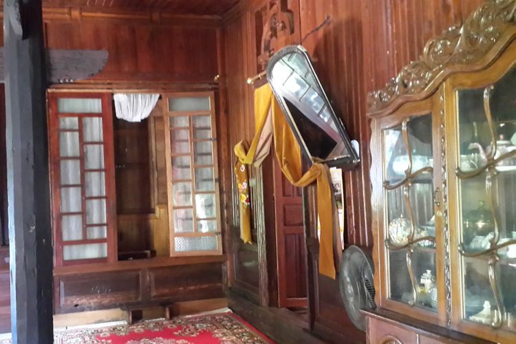 Bagian dalam rumah gadang berusia 116 tahun yang bisa disewa wisatawan. Beberapa rumah gadang di Nagari Sumpu. Tanah Datar, Sumatera Barat, sudah berusia lebih dari 100 tahun.