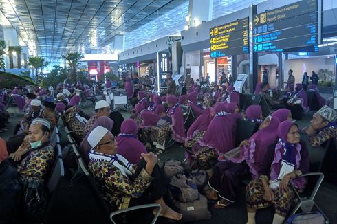 Arab Saudi Tangguhkan Kunjungan Umrah, Jemaah Telantar di Bandara Soetta