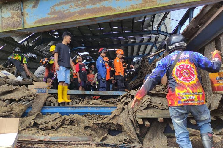 Tim SAR gabungan melakukan pencarian terhadap 1 korban yang masih tertimbun dalam peristiwa rubuhnya bangunan pabrik karet di Kecamatan Bati-Bati, Tanah Laut, Kalsel, Kamis (9/3/2023). 