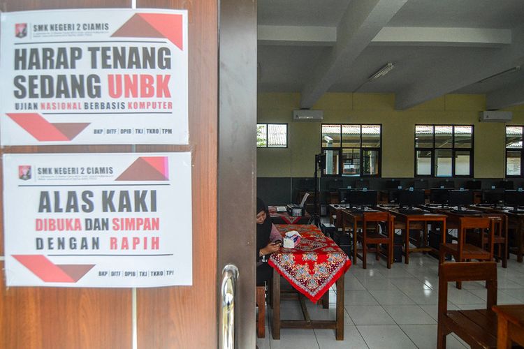 Petugas panitia menunjukan ruangan pelaksanaan Ujian Nasional Berbasis Komputer (UNBK) di SMK Negeri 2 Ciamis, Jawa Barat, Senin (16/3/2020). Sebanyak 337.211 siswa SMK yang berasal dari 2.840 sekolah se-Jabar yang akan mengikuti UNBK ditunda sementara, untuk mencegah penyebaran COVID-19 atau virus Corona di lingkungan satuan pendidikan.