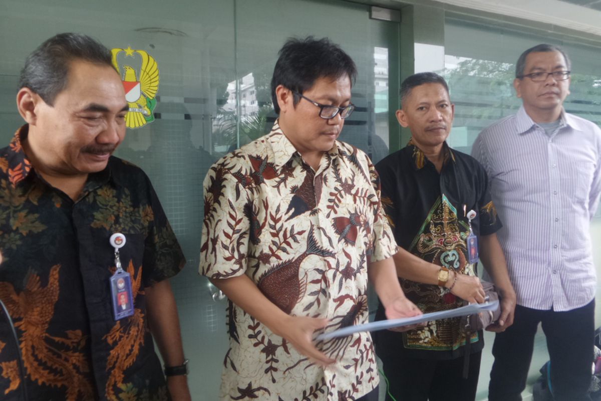 Wakil Ketua LPSK Hasto Atmojo, Wali Kota Payakumbuh Riza Falepi, dan alumnus ITB saat mengunjungi Hermansyah di RSPAD, Jakarta Pusat, Selasa (11/7/2017)