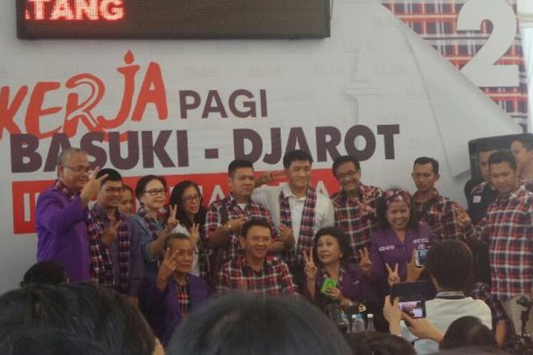 Cagub DKI Basuki Tjahaja Purnama dan cawagub DKI Djarot Saiful Hidayat menemui warga di Rumah Lembang, Sabtu (4/2/2017). 