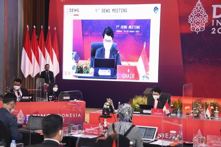 Pertemuan Pertama DEWG G20 dibuka oleh Menteri Kemenkominfo Republik Indonesia (RI) Johnny G Plate dan dipimpin oleh Chair DEWG Mira Tayyiba serta Alternate Chair Dedy Permadi yang berlangsung secara hibrida di Hotel Aruna Senggigi, Lombok Barat, Nusa Tenggara Barat (NTB), Rabu (30/3/2022).