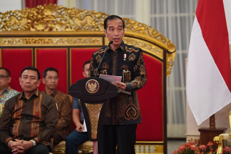 Presiden Joko Widodo menyampaikan paparan pendahuluan ketika memimpin sidang kabinet paripurna di Istana Negara, Jakarta, Selasa (16/10/2018). Sidang kabinet paripurna tersebut membahas evaluasi penanganan bencana alam. ANTARA FOTO/Wahyu Putro A/hp.