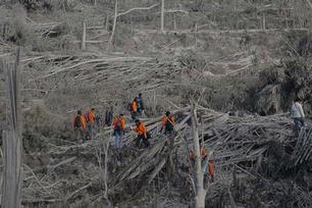Relawan dan tim SAR terus berupaya menemukan korban di antara reruntuhan dan debu vulkanik yang dimuntahkan Gunung Merapi, di Pakem, Selaman, Rabu (26/10/2010).