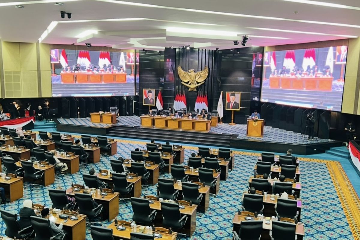 Rapat Paripurna DPRD DKI Jakarta penandatanganan MoU Rancangan Perubahan Kebijakan Umum APBD serta Prioritas dan Plafon Anggaran Sementara (KUA-PPAS) 2025, serta penyampaian pidato Gubernur mengenai Raperda Perubahan APBD DKI Tahun Anggaran 2025, Rabu (16/7/2025).