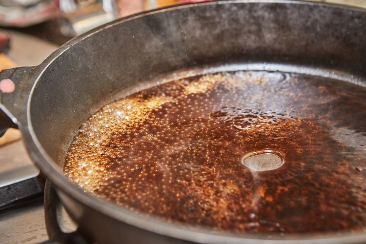 Cara Bersihkan Noda Karamel Pada Wajan atau Panci