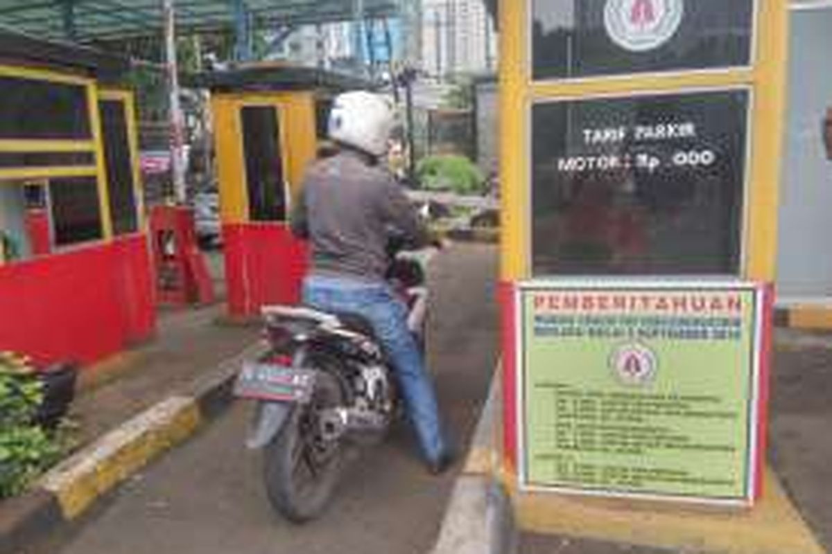 Pengendara sepeda motor saat akan membayar parkir di loket parkir Mapolda Metro Jaya, Jumat (2/9/2016).