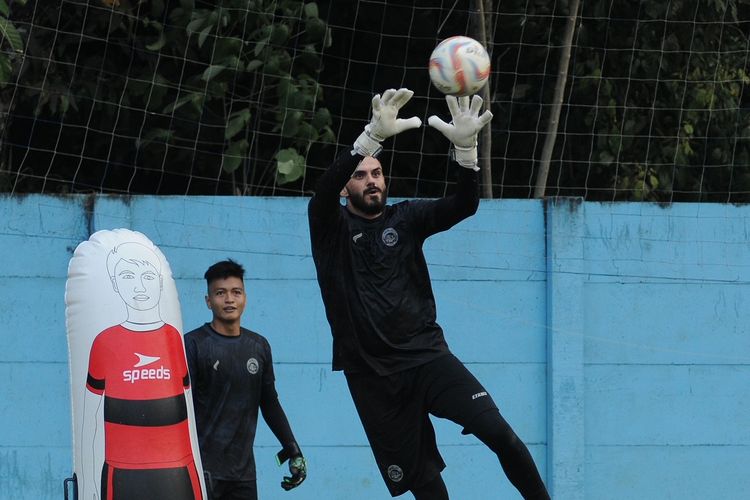 Tak Takut Ekspektasi Tinggi, Kiper Asing Arema FC Bertekad Ukir Cerita Manis