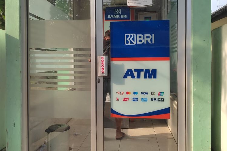 Cara tarik tunai tanpa kartu ATM BRI hanya bisa dilakukan apabila nasabah sudah mengunduh aplikasi BRImo. 