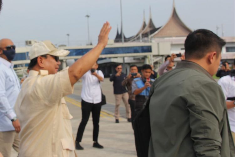Prabowo melambaikan tangan ke massa.endukungnya saat tiba di BIM, Sabtu (9/12/2023)